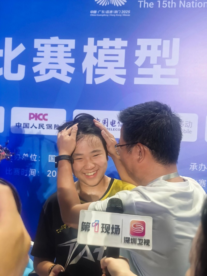 小白以近乎完美的表現(xiàn)奪得金牌 小白以近乎完美的表現(xiàn)奪得金牌
