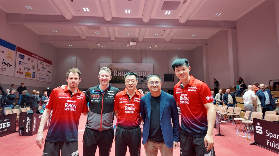 孟繁博與格瑞普T總，其他球員合影